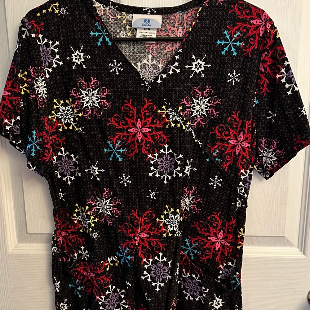 Christmas scrubs top. Like new. Snowflake pattern. Holiday’s in fashion.